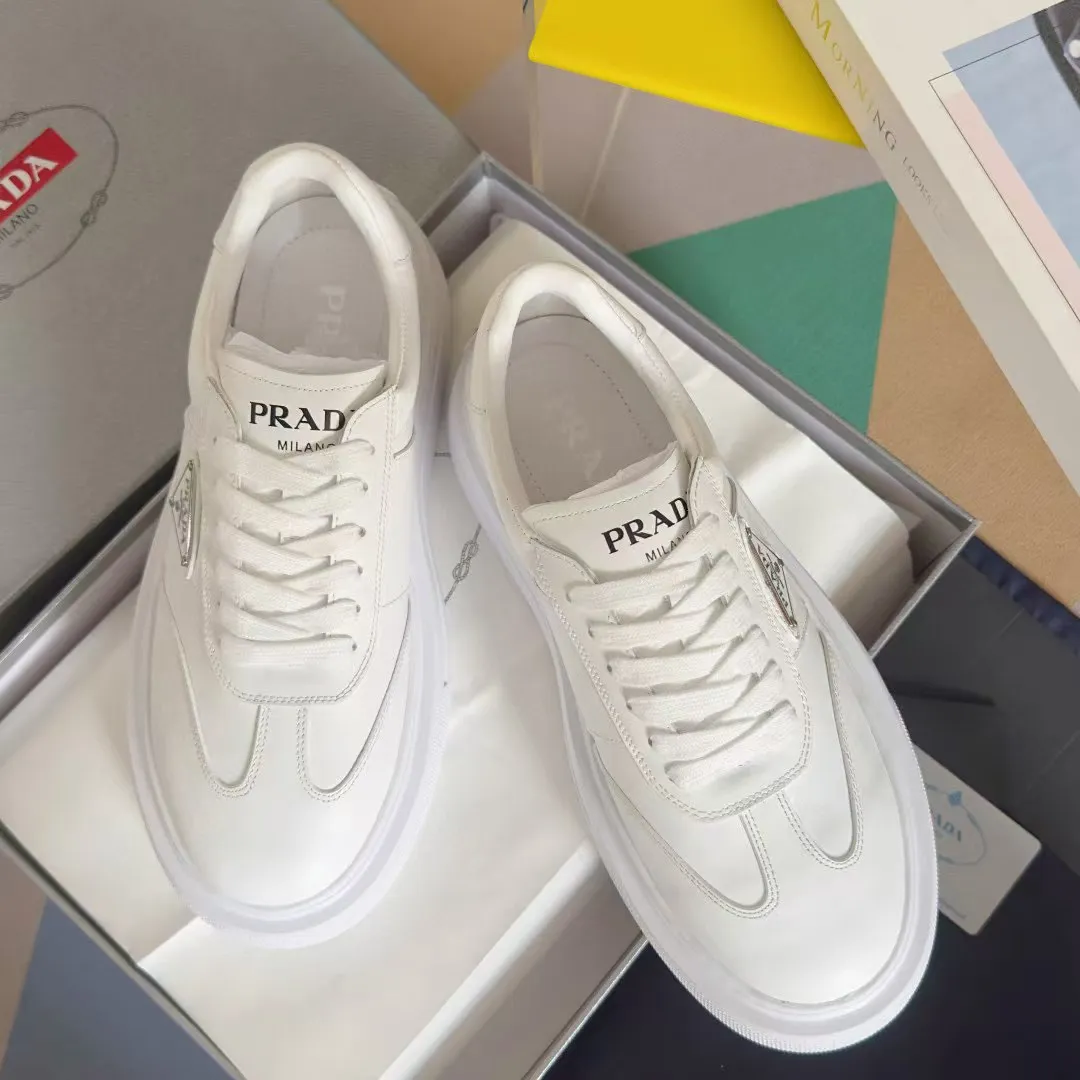 👟👟Ex-factory price 600👟👟 Couple model Prada Latest Couple model Triangle logo Thick sole Casual white shoes Sneakers Original purchase development and production This sneaker combines simple lines and distinctive details into a modern design. The leather upper presents a refined silhouette, with the Prada contrasting logo embellished on the tongue and side inserts. Exquisite packaging at the delivery counter 🛍📦 ▪️Fabric: Original custom imported cowhide material ▪️Lining: Original custom made soft sheepskin ▪️Sole: Original molded non-slip rubber outsole ▪️Sole thickness: 4CM ▪️Size: Women's 35-40 / Men's 39-45